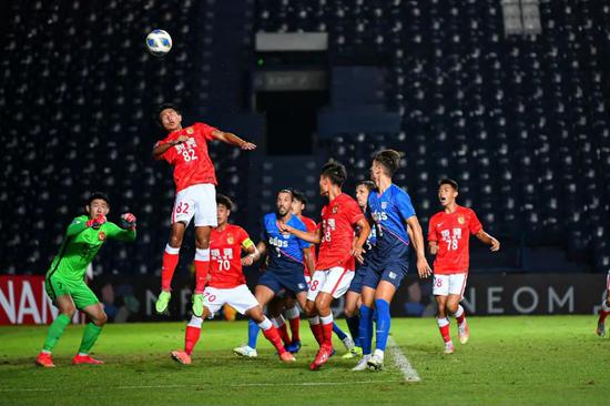  奥格斯堡定位球战术奏效，德甲高空轰炸连入两球带走胜利